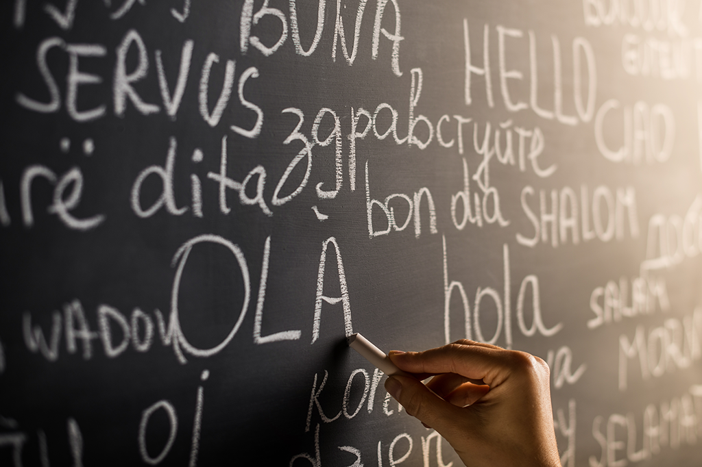 Por que alguns idiomas usam acentos e outros não?
