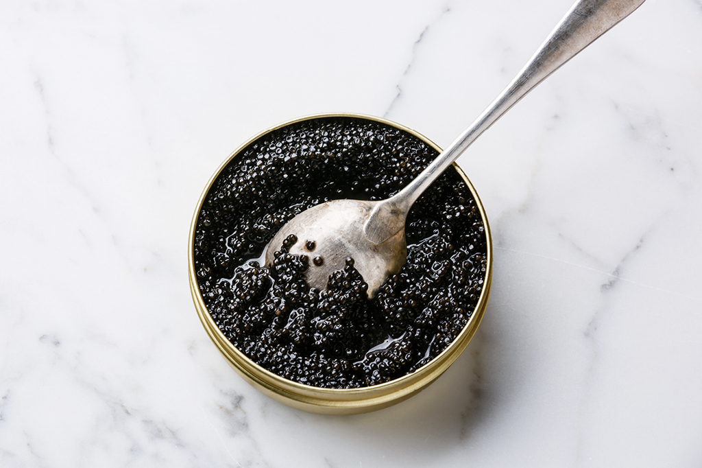 Por que se come caviar com colheres de ouro ou madrepérola?