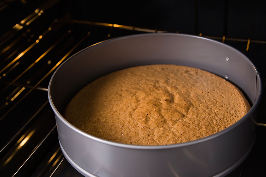 Por que n&atilde;o se pode abrir o forno quando um bolo est&aacute; assando?