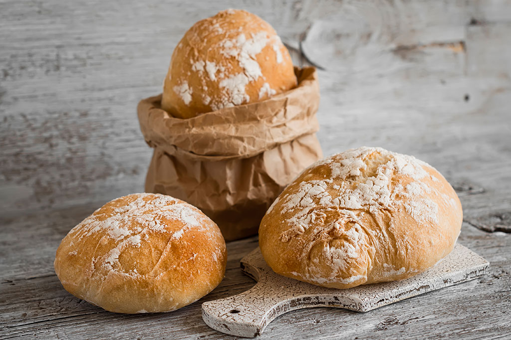 Por que o p&atilde;o quente murcha em pacotes fechados?