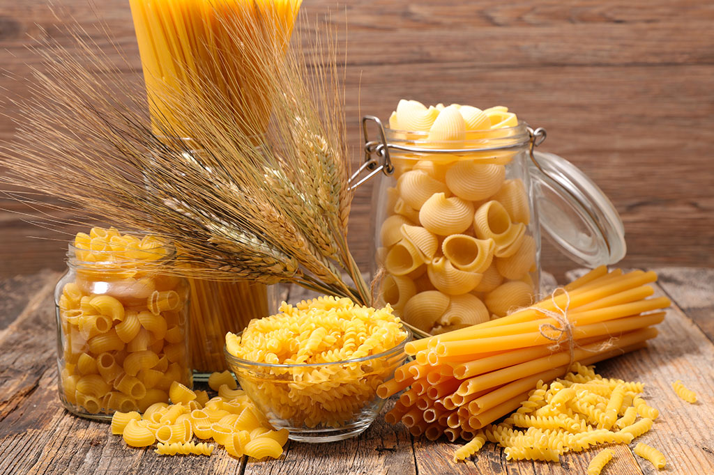 Por que se deve cozinhar macarr&atilde;o em &aacute;gua que j&aacute; est&aacute; fervendo?