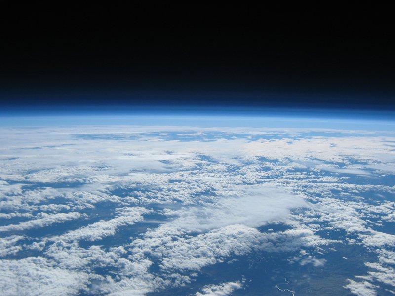 Picture_taken_at_aprox._100,000_feet_above_Oregon_by_Justin_Hamel_and_Chris_Thompson Imagem tirada 30 km acima de Oregon, usando um balão meteorológico