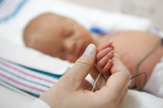 Bebês prematuros se desenvolvem melhor se ouvirem sons do útero