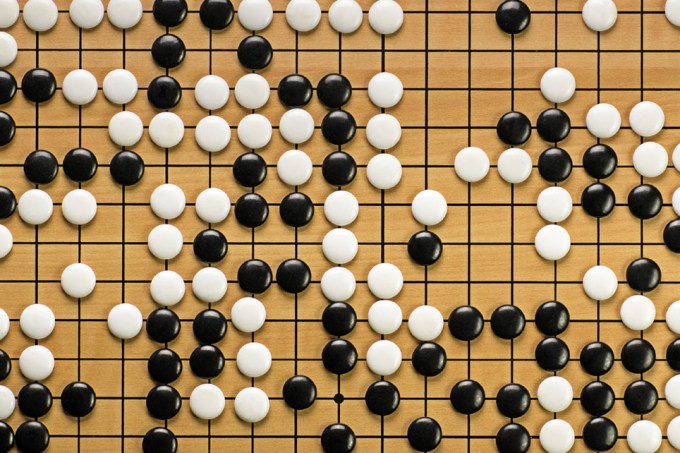 Robô do Google bate maior campeão de jogo chinês mais difícil que xadrez -  Olhar Digital