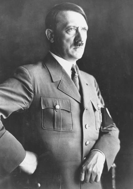 Quando se trata de games, poucos políticos conquistaram mais aparições do que Adolf Hitler. Quase sempre o objetivo do jogador é eliminar o líder nazista, como em <i>Sniper Elite III</i>.