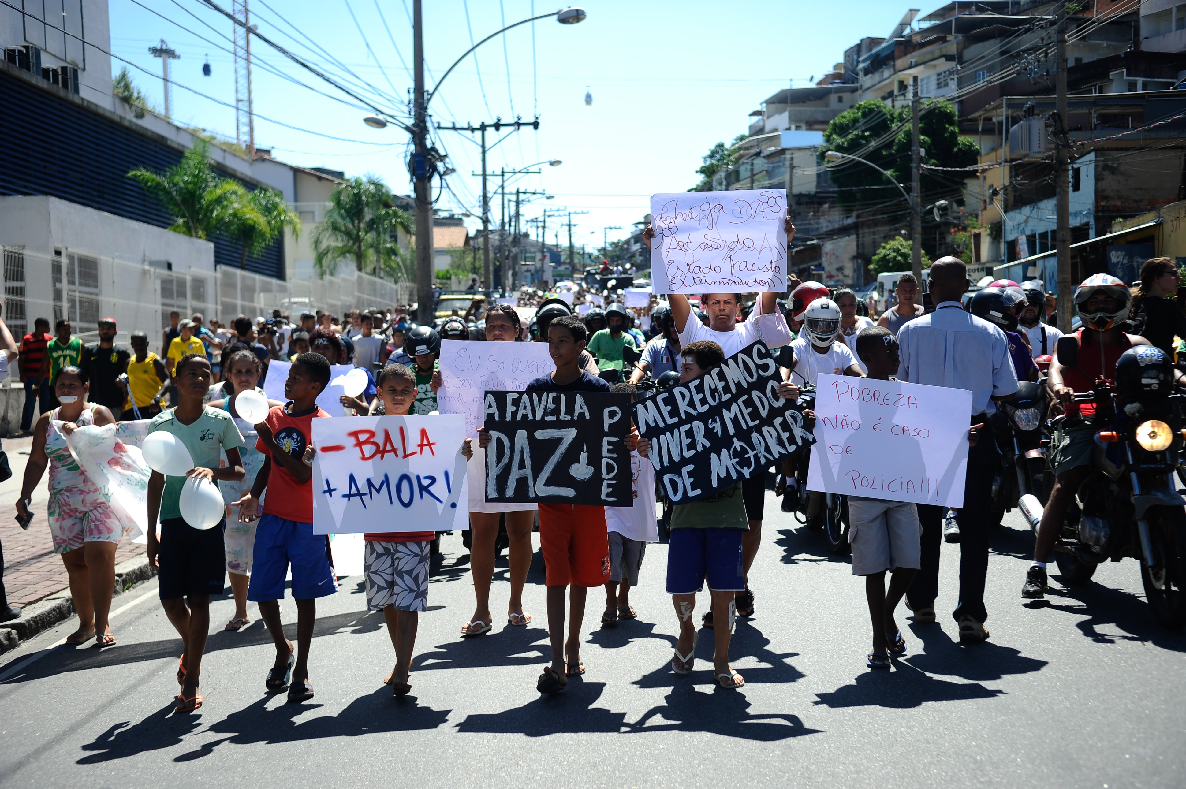 protesto no complexo do alem&atilde;o