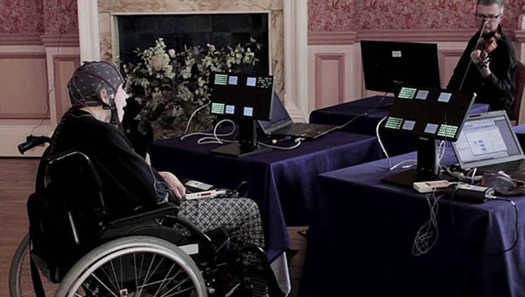 Violinista tetraplégica usa ondas cerebrais para compor