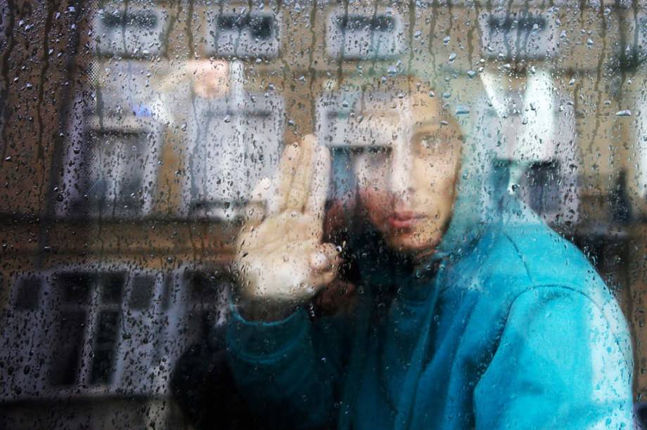 Adolescente afegão indo para um abrigo de menores Adolescente afegão indo para um abrigo de menores