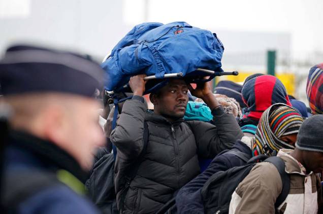 Refugiado com seus pertences na fila de desocupação do campo Refugiado com seus pertences na fila de desocupação do campo