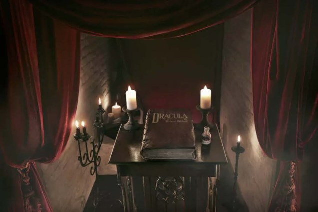 Você pode ler <em>Drácula</em> dentro do castelo de Drácula. Vampinception.