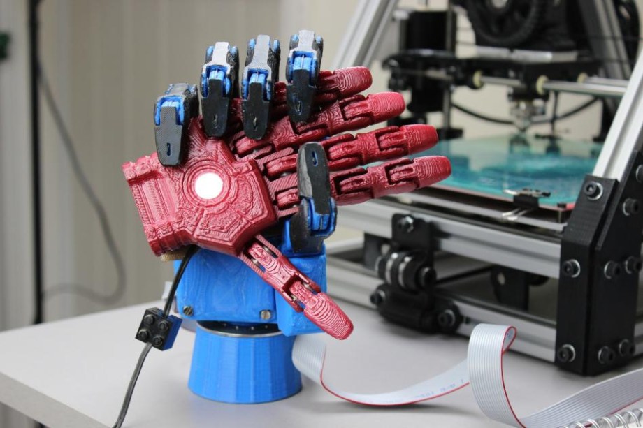 A mão robótica pode ser personalizada conforme o gosto da pessoa. Para as crianças, existe a opção de construir prótese com base em super-heróis