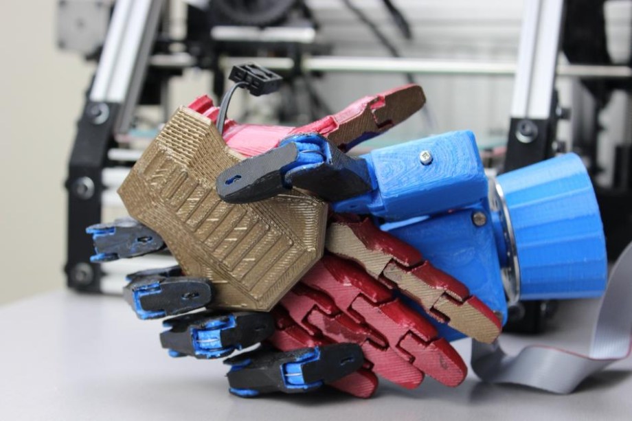 A mão robótica pode ser personalizada conforme o gosto da pessoa. Para as crianças, existe a opção de construir prótese com base em super-heróis