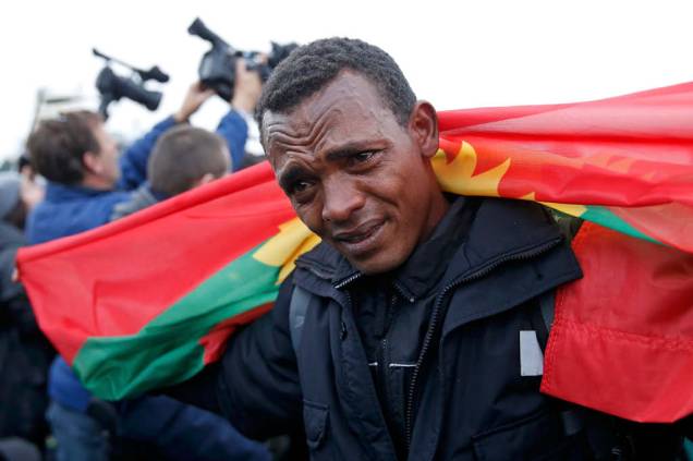 Membro da comunidade Oromo se emociona enquanto o local é desmantelado Membro da comunidade Oromo se emociona enquanto o local é desmantelado