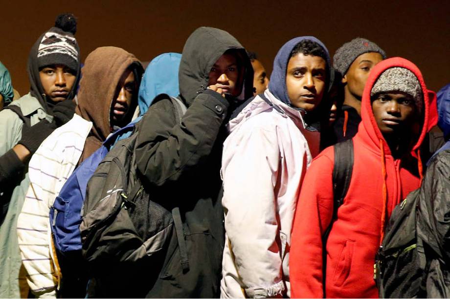 Refugiados aguardam para serem transferidos para centros ao redor do país Refugiados aguardam para serem transferidos para centros ao redor do país