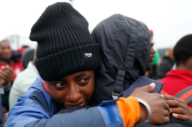 Imigrante etíope chora na saída da "Selva"