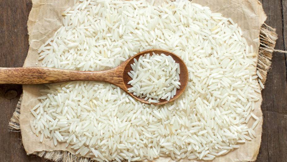 2. Arroz: Mesmo que a embalagem do arroz fique coberta de pó, o arroz que está lá dentro estará tão bom quanto no dia em que você o comprou. Isso se aplica ao branco, selvagem, arbório, jasmine e basmati. O arroz integral não tem a mesma sorte: devido ao teor mais alto de gordura, pode ficar rançoso. Para garantir a qualidade do arroz, basta guardá-lo num recipiente bem fechado, no qual não penetre ar, para não permitir a entrada de carunchos.