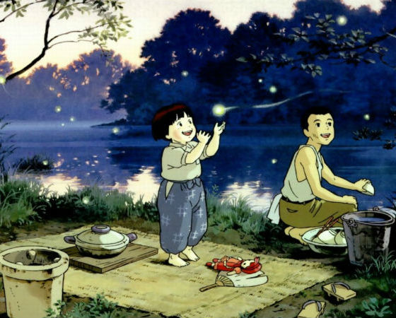 <i>Túmulo dos Vagalumes</i> (1988) foi o primeiro filme escrito e dirigido por Isao Takahata no Studio Ghibli. Baseada no romance semiautobiográfico homônimo escrito por Akiyuki Nosaka e inspirada pelas obras de cineastas italianos como Rossellini e De Sica, a aclamada animação acompanha a trágica história de um menino e sua pequena irmã, que lutam para sobreviver no Japão durante os meses finais da Segunda Guerra Mundial.