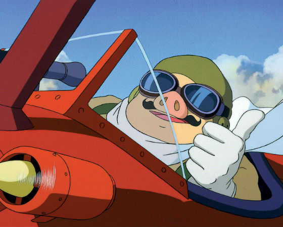 Ignore o título brega brasileiro. <i>Porco Rosso - O Último Herói Romântico</i> (1992), animação escrita e dirigida por Miyazaki, acompanha um piloto veterano da Primeira Guerra Mundial que vive como caçador de recompensas freelancer. Famoso nas alturas, recebeu o apelido de Porco Vermelho por conta de sua aparência peculiar: amaldiçoado, o aviador tem cabeça de suíno.