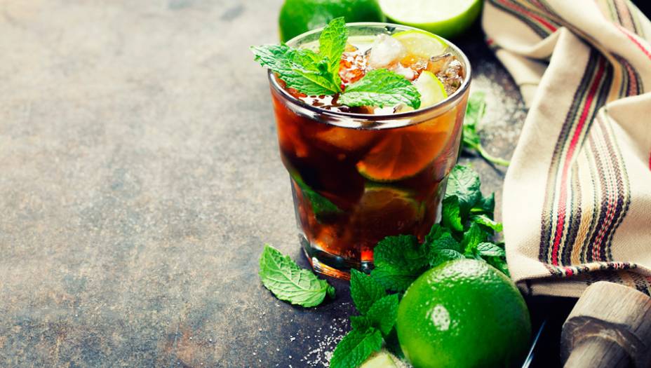 8. Bebidas alcoólicas fortes: Não é preciso se apressar para acabar com aquela garrafa de 1,5 litro de rum: as bebidas alcoólicas fortes se conservam bem em lugares escuros e frios, por mais tempo que o necessário. Seu bar pode até ser um objeto que passa de geração para geração. A bebida pode perder um pouquinho de seu aroma, mas não a ponto de isso ser perceptível.