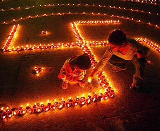 O Festival das Luzes é marcado de acordo com o calendário lunar hindu, por isso, pode ocorrer em outubro ou em novembro. Apesar de ser um feriado nacional na Índia, o Diwali pode ter diferentes significados para adeptos do hinduismo, sikhismo, jainismo e budismo.