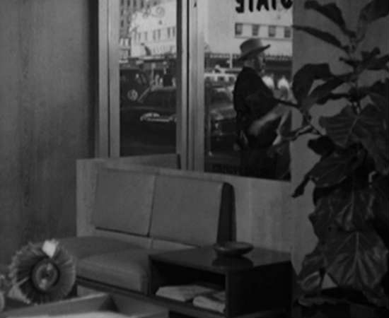 Em <i>Psicose</i>, um de seus clássicos, Hitchcock aparece em uma janela usando um chapéu de caubói. Para assistir à cena, coloque no minuto: 0:06:35.