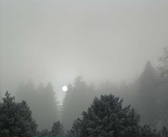 Stratus: são as nuvens mais próximas do chão e não ultrapassam um quilômetro de distância do chão. Quando vistas no céu, parecem um tapete. Podem dar origem ao nevoeiro, de acordo com o clima.