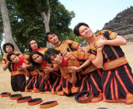 Dança Saman: um estilo de dança dramática típica da província de Aceh, na Indonésia, que incorpora tradições árabes e da antiga tribo Gayo. A força deste estilo de dança está nos passos perfeitamente sincronizados dos dançarinos, que se vestem com cores vibrantes.