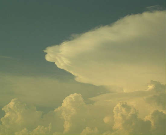 Cumulonimbus: são as nuvens de trovoadas e tempestades, uma versão verticalmente maior das cumulus. São densas, esbranquiçadas e se formam quando surgem as frentes frias. São facilmente identificáveis por seu formato de bigorna e, por serem altas, são sempre visíveis da janela do avião.
