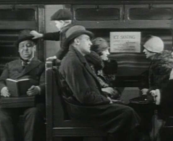 Em sua curta aparição em <i>Chantagem e Confissão</i>, Hitchcock se irrita com um garoto no metrô de Londres que mexe em seu chapéu. Ele aparece por 19 segundos na tela. Veja em 0:10:25