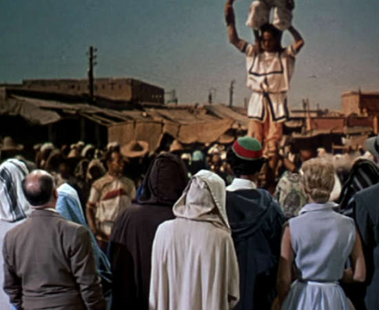 Hitchcock aparece duas vezes em <i> O homem que sabia demais</i> : no minuto 0:26:19, o diretor aparece em uma cena casual em um mercado (ali no canto esquerdo, de cinza); já em 0:33:25, está caminhando na rua, próximo a um ônibus.
