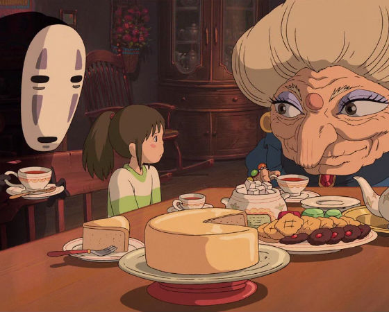 Foi em sua semi-aposentadoria que Miyazaki conheceu a pequena filha de um amigo que o inspiraria a escrever e dirigir <i>A viagem de Chihiro</i> (2001), primeiro (e até o momento, único) filme do Studio Ghibli a arrematar o Oscar de Melhor Animação. Nada mais que o merecido. O longa, que ainda recebeu o Leão de Ouro no Festival de Berlim, detém a maior bilheteria japonesa de todos os tempos e é figurinha fácil nas listas de melhores filmes já produzidos. A animação acompanha Chihiro, uma menina geniosa de dez anos de idade que, de mudança com os pais para um novo bairro, acaba entrando por engano no mundo espiritual. Enquanto tenta encontrar uma maneira de voltar ao mundo humano, a menina consegue um emprego trabalhando em uma inesquecível casa de banhos fantasmagórica.