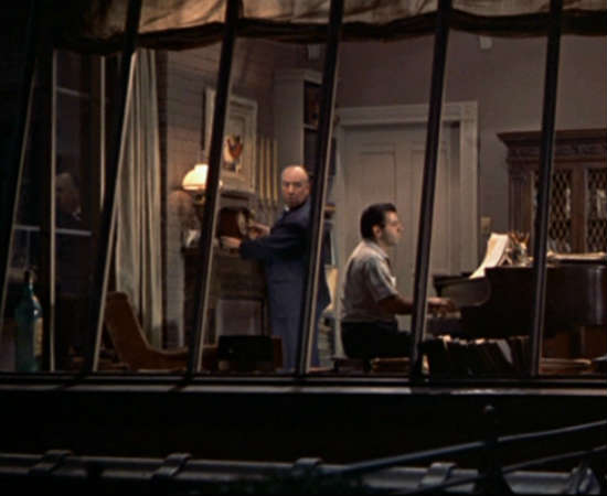 Em <i>Janela Indiscreta</i>, aparece dentro do apartamento de um pianista e compositor. Há quem diga que o diretor olha para o público nessa cena, mas o pianista responde a ele, deixando a dúvida. Confira no minuto 0:25:05