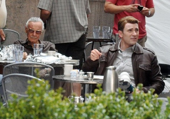 No final de Os Vingadores (2012), Lee aparece em uma série de entrevistas afirmando que não acredita existirem heróis em Nova Iorque. No final de Os Vingadores (2012), Lee aparece em uma série de entrevistas afirmando que não acredita existirem heróis em Nova Iorque.