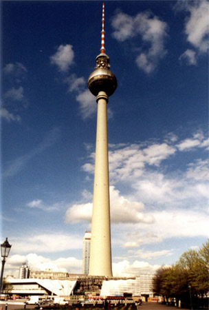 15. Berliner Fernsehturm. Com 368 metros de altura, ela foi inaugurada em 1969 em Berlim, na Alemanha. É a torre mais antiga desta lista.