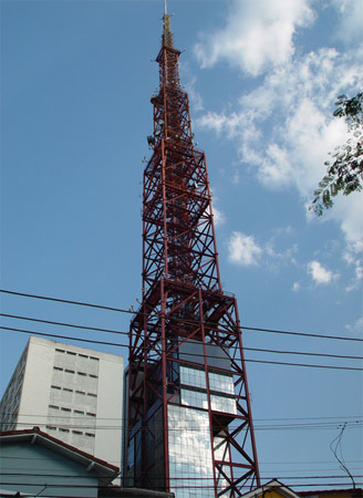 A TV Bandeirantes alega que sua antena, em São Paulo, é a mais alta da América Latina. No entanto, a colorida torre tem 212 metros de altura, 12 a menos que a Torre de Brasília.