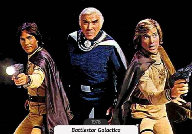 A rede de TV norte-americana ABC quis pegar carona no sucesso de Star Wars no cinema e lançou sua própria série de sci-fi. O resultado foi Battlestar Galactica, que reunia história de civilizações antigas, alienígenas e robôs de um jeito bem nerd. A história original durou apenas um ano, mas emplacou bordões nerds. Surgiram ainda dois filmes para a TV, dois outros seriados e uma minissérie. O remake que foi ao ar a partir de 2004 também fez sucesso. A rede de TV norte-americana ABC quis pegar carona no sucesso de Star Wars no cinema e lançou sua própria série de sci-fi. O resultado foi Battlestar Galactica, que reunia história de civilizações antigas, alienígenas e robôs de um jeito bem nerd. A história original durou apenas um ano, mas emplacou bordões nerds. Surgiram ainda dois filmes para a TV, dois outros seriados e uma minissérie. O remake que foi ao ar a partir de 2004 também fez sucesso.
