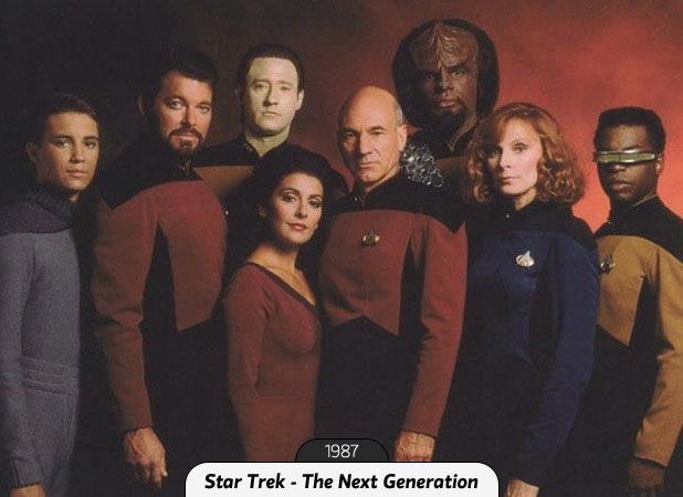 De todas as séries da franquia Star Trek, a mais bem-sucedida foi The Next Generation. A história se passava um século depois dos acontecimentos da trama original. As sete temporadas foram protagonizadas por Patrick Stewart (o Charles Xavier dos três primeiros X-Men) como Capitão Jean-Luc Picard.