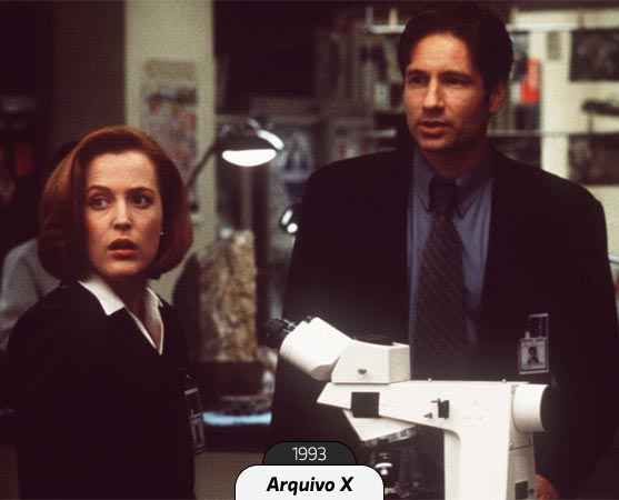 A verdade está lá fora. A frase embalou as 9 temporadas do seriado sobre agentes do FBI que tentavam desvendar casos que indicavam a presença de vida extraterrestre. Mas não era só isso. A série também se baseava na tensão de um caso mal resolvido entre os personagens Fox Mulder e Dana Scully. Os episódios ficaram menos interessantes depois do sumiço de David Duchovny no final da sétima temporada. A série rendeu dois filmes, em 1998 e 2008. A verdade está lá fora. A frase embalou as 9 temporadas do seriado sobre agentes do FBI que tentavam desvendar casos que indicavam a presença de vida extraterrestre. Mas não era só isso. A série também se baseava na tensão de um caso mal resolvido entre os personagens Fox Mulder e Dana Scully. Os episódios ficaram menos interessantes depois do sumiço de David Duchovny no final da sétima temporada. A série rendeu dois filmes, em 1998 e 2008.