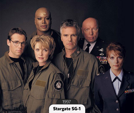 Em 1994, o ator Kurt Russell estrelou o filme Stargate, cult instantâneo. Três anos depois, veio o primeiro spin-off na TV: Stargate SG-1, a história de uma equipe da Força Aérea americana que explora outros mundos e se envolve em batalhas alienígenas. Além de render 10 temporadas, a trama inspirou 2 outros seriados, livros e uma série de animação. Em 1994, o ator Kurt Russell estrelou o filme Stargate, cult instantâneo. Três anos depois, veio o primeiro spin-off na TV: Stargate SG-1, a história de uma equipe da Força Aérea americana que explora outros mundos e se envolve em batalhas alienígenas. Além de render 10 temporadas, a trama inspirou 2 outros seriados, livros e uma série de animação.