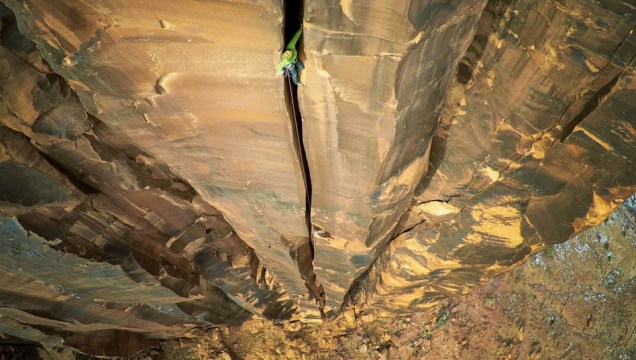 Quem levou ouro em "Esportes" foi o americano Max Seigal. A fotografia mostra um desfiladeiro na cidade de Moab, em Utah, nos EUA. O homem que aparece na imagem está a mais de 120 metros do chão.