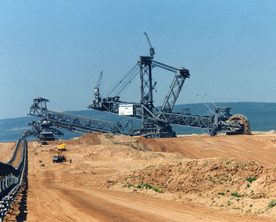 Esta gigante é a escavadeira Bagger 293, fabricada pela empresa alemã Takraf. Nenhuma outra escavadeira do mundo é tão colossal.