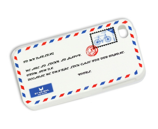 Esta capa de iPhone com formato de envelope é perfeita para quem gosta do saudosismo das correspondências escritas à mão. Já vem com selo e carimbo!