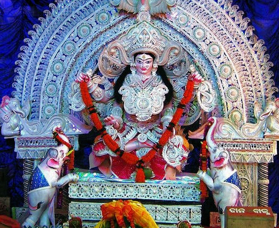 No primeiro dia, chamado de Dhanteras, os religiosos oram à deusa Lakshmi, pedindo saúde e prosperidade. Nesta data, é costume comprar objetos de ouro e prata. No primeiro dia, chamado de Dhanteras, os religiosos oram à deusa Lakshmi, pedindo saúde e prosperidade. Nesta data, é costume comprar objetos de ouro e prata.
