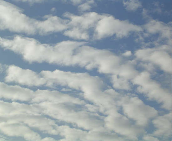 Stratocumulus: de formato arredondado, esse tipo de nuvem pode ser branco ou cinzento, e em geral parece um mosaico no céu. Quando se formam, podem causar chuva leve. Podem causar turbulência quanto atravessadas por aviões.