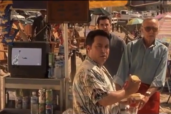 Em X-Men (2000), Lee aparece como um vendedor de cachorro-quente na praia. Na mesma cena, o senador Robert Kelly corre pelado ao tentar escapar de Magneto. Em X-Men (2000), Lee aparece como um vendedor de cachorro-quente na praia. Na mesma cena, o senador Robert Kelly corre pelado ao tentar escapar de Magneto.