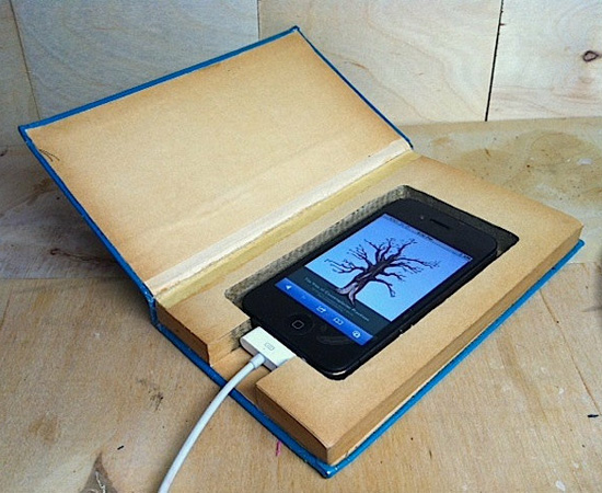 Este case de iPhone é feito com livros velhos. De acordo com a descrição do produto, ele é perfeito para quem quer deixar o dispositivo protegido. Este case de iPhone é feito com livros velhos. De acordo com a descrição do produto, ele é perfeito para quem quer deixar o dispositivo protegido.