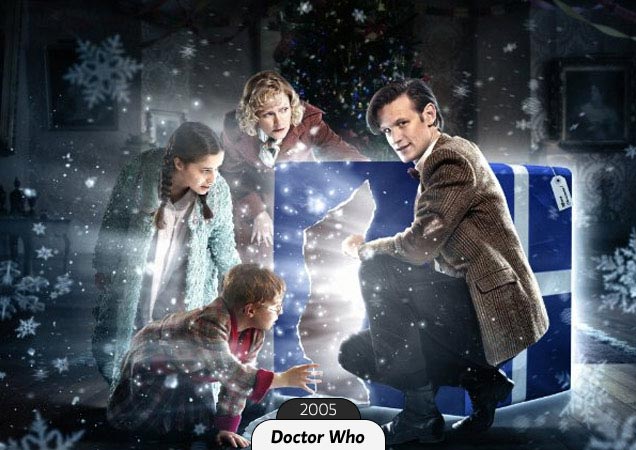 Em 2005, 16 anos depois do fim da série original, voltaram a ser lançados episódios inéditos de Doctor Who. E lá se vão outras 6 temporadas (e três doutores), além de episódios especiais para a internet, jogos e filmes para a TV. Passa no Brasil? Sim, a primeira temporada dublada vai ao ar na TV Cultura.