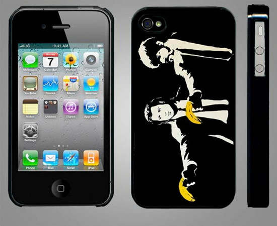 Banksy é um dos artistas de rua mais conhecidos do mundo, apesar de manter o anonimato. Uma das obras mais famosas do mestre do estêncil é esta paródia do filme Pulp Fiction, que acabou se tornando a estampa de um case de iPhone.