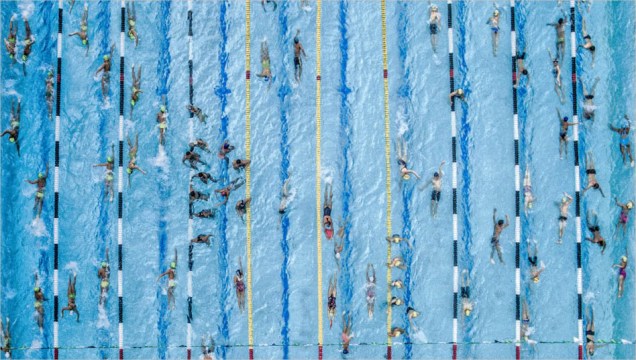 Tirada em Cucuta, Colômbia, a foto de Juan Pablo Bayona ficou em segundo lugar, e mostra nadadores se preparando para uma competição regional. 