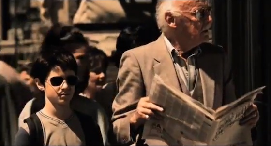 Matt Murdock salva a vida de Stan Lee ao impedir que ele seja atropelado por um ônibus em Demolidor (2003). Matt Murdock salva a vida de Stan Lee ao impedir que ele seja atropelado por um ônibus em Demolidor (2003).